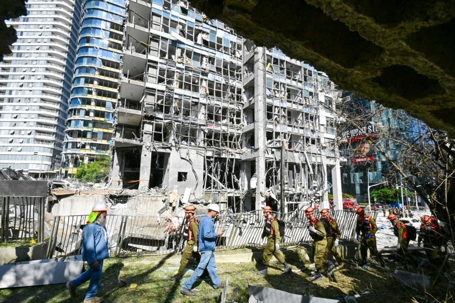 Izraelskie siły ratunkowe pracują w miejscu przeprowadzonego przez Iran ataku rakietowego na Ramat Gan w Izraelu /Yossi Zeliger/JINI/Xinhua News/East News /East News