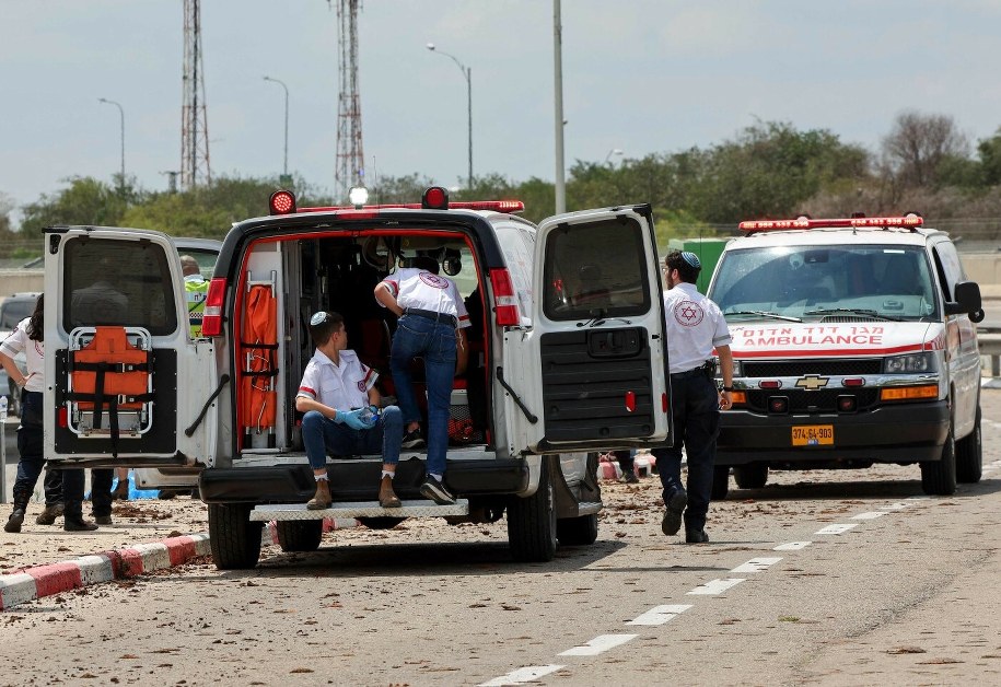 Izraelskie służby w pobliżu lotniska Ben Guriona /JACK GUEZ/afp /East News