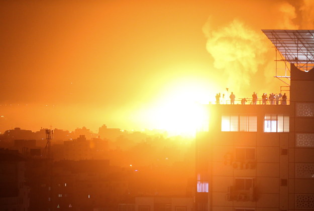 Izraelskie wojsko uderzyło w cele w Strefie Gazy i w Libanie /MOHAMMED SABER  /PAP/EPA