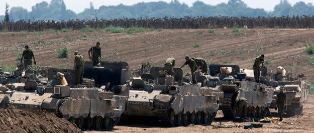 Izraelskie wozy bojowe przy granicy Strefy Gazy //JIM HOLLANDER /PAP/EPA