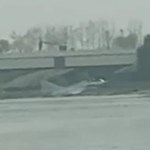 J-10S - chiński myśliwiec uderzył w rzekę. Mamy nagranie