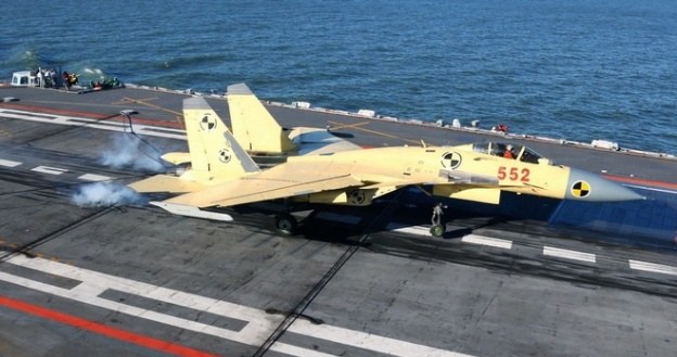 J-15 ląduje na pokładzie Liaoning.  Fot. Chinese state media /materiały prasowe