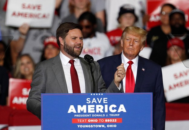 J.D. Vance (L) i Donald Trump (P) /DAVID MAXWELL /PAP/EPA