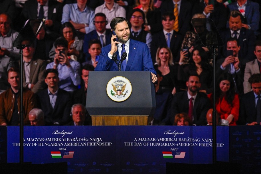 J.D. Vance na wiecu w Budapeszcie. /PAP/EPA/ROBERT HEGEDUS