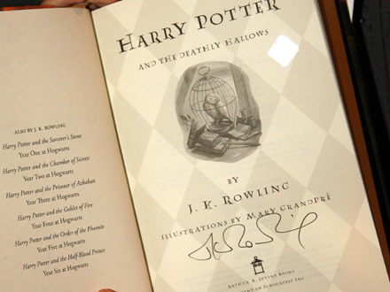 J. K. Rowling podpisuje egzemplarz książki o Potterze /AFP
