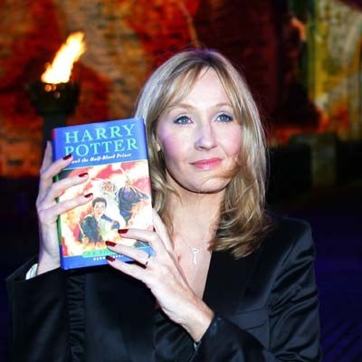 J.K.Rowling prezentuje ostatnią dotychczas wydaną książkę "Harry Potter i Książę Półkrwi" /AFP