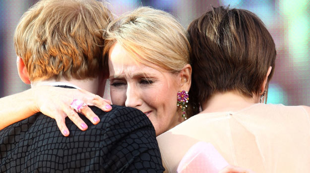 J.K. Rowling wypłakuje się w ramionach Emmy Watson i Ruperta Grinta / fot. Dave Hogan /Getty Images/Flash Press Media