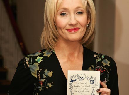 J.K.Rowling z egzemplarzem "Tales Of Beedle The Bard" - fot. Dave M. Benett /Getty Images/Flash Press Media