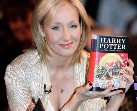 J.K. Rowling z najnowszym tomem "Pottera" /AFP