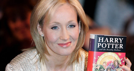 J.K. Rowling z najnowszym tomem "Pottera" /AFP