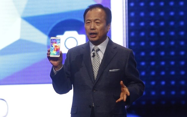 J.K. Shin prezentuje światu smartfona Galaxy S5 /AFP