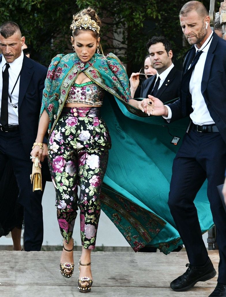 J.Lo paradowała z metką na ubraniu /Rex Features/EAST NEWS /East News
