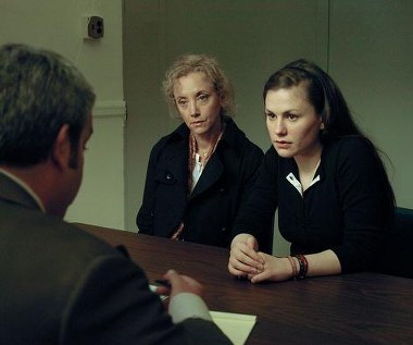 J. Smith-Cameron i Anna Paquin w scenie z filmu "Margaret"