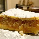 Jabłka do szarlotki zagęszczam nietypowym dodatkiem. Podbija smak ciasta, a mus jest delikatny 