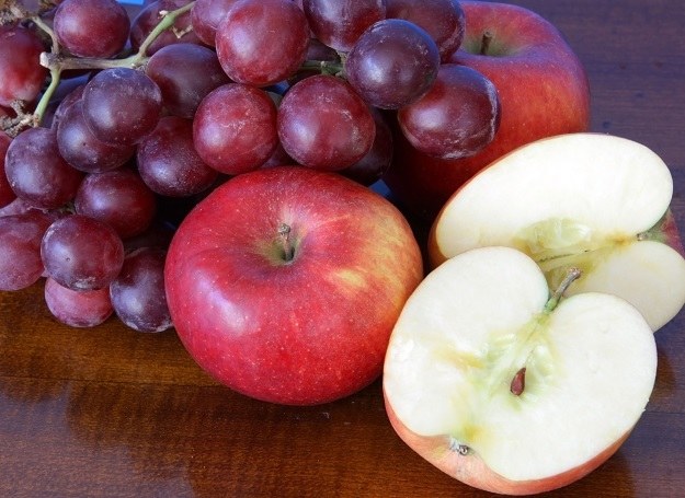 Jabłka i winogrona - owoce młodości! /123RF/PICSEL