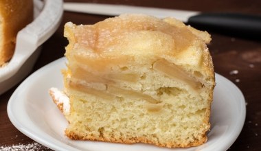 Jabłka kroję w cienkie plasterki, dodaję szczyptę cynamonu. Obłędny jesienny deser