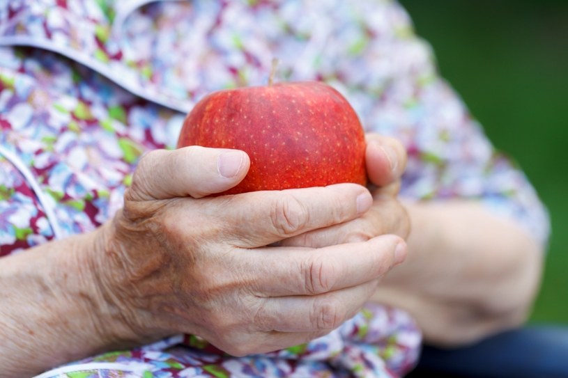 Jabłka najlepiej jeść ze skórką, wówczas zachowają najwięcej cennych witamin i błonnika /123RF/PICSEL