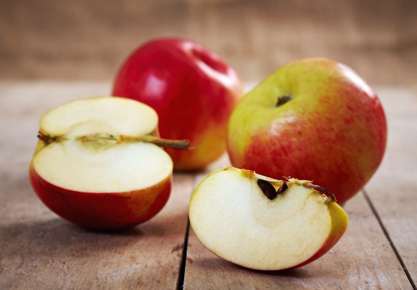 Jabłka są zdrowe, ale pozyskany z nich sok ma dużo cukru, więc powinniśmy spożywać go z umiarem /123RF/PICSEL