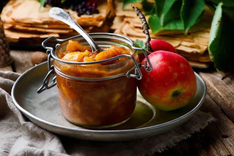 Jabłka w karmelu idealnie sprawdzą się do wypieków i na kanapki /123RF/PICSEL