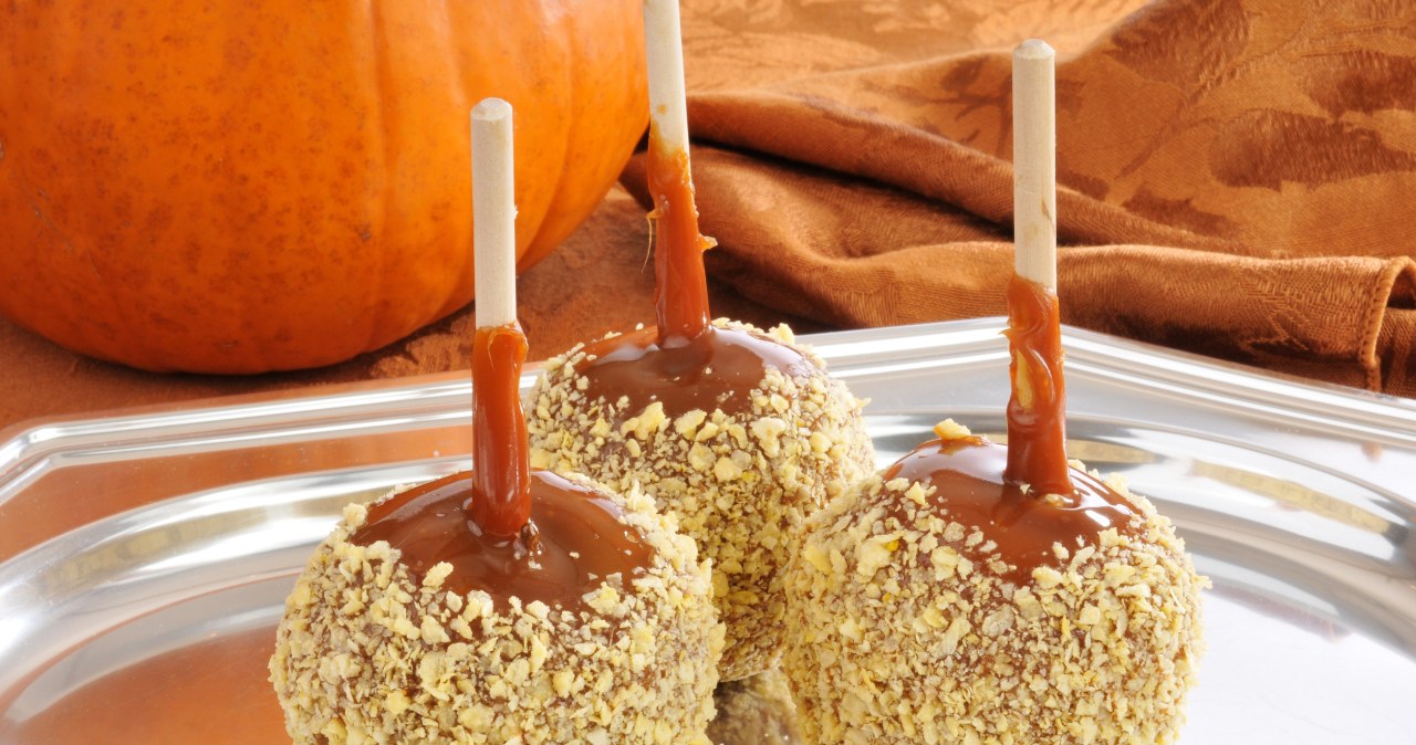 Jabłka z karmelem to prosta do zrobienia, a efektowna przekąska /markstout /123RF/PICSEL