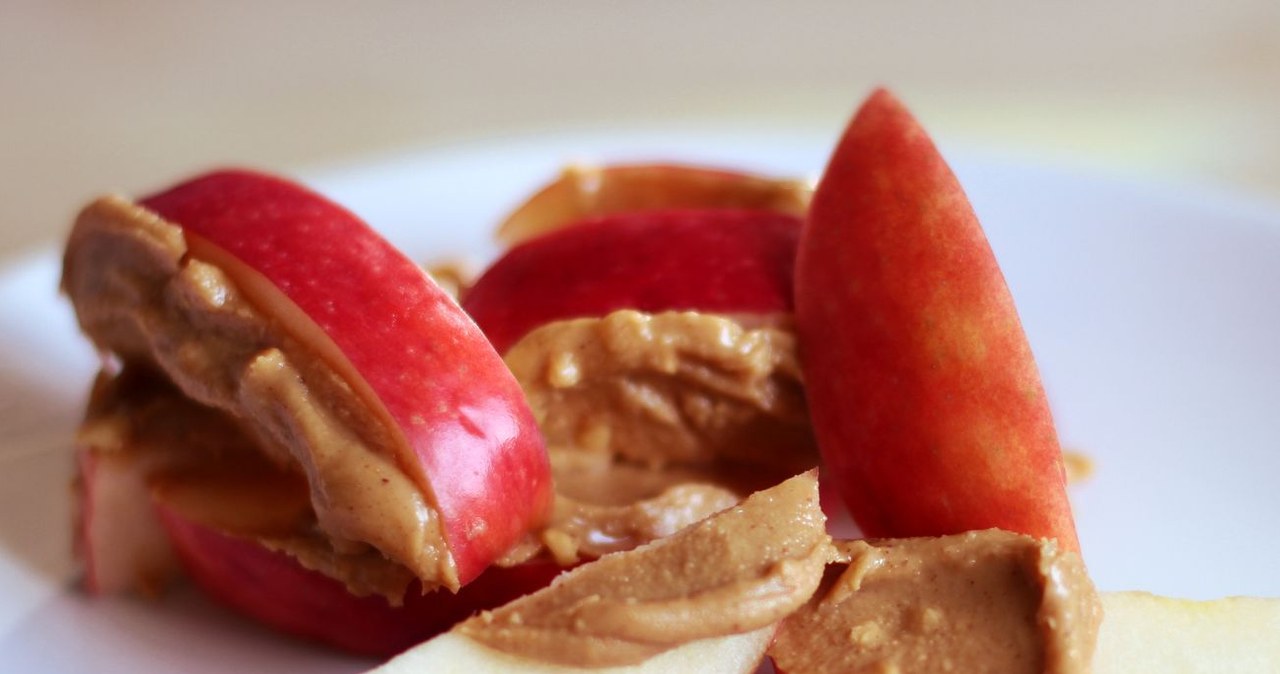 Jabłka z masłem orzechowym pomogą ci w utrzymaniu szczupłej sylwetki /Linh Moran Photography /Canva Pro