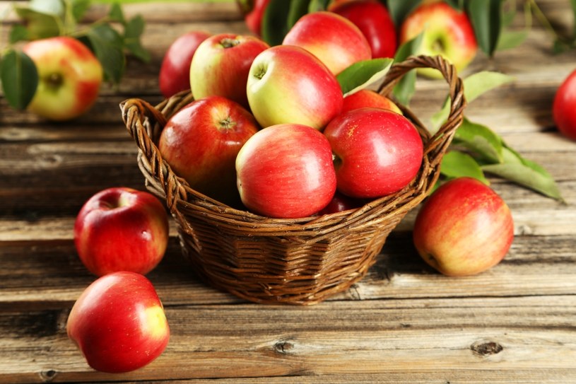 Jabłka zapobiegają dolegliwościom jelit, które są zmorą osób cierpiących na Parkinsona /123RF/PICSEL