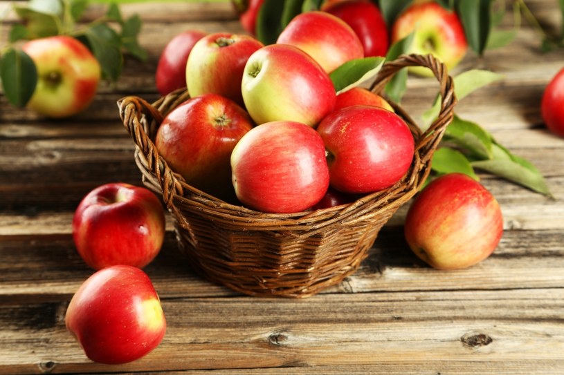 Jabłka zawierają fenyloetyloaminę, która rozbudza kochanków /123RF/PICSEL