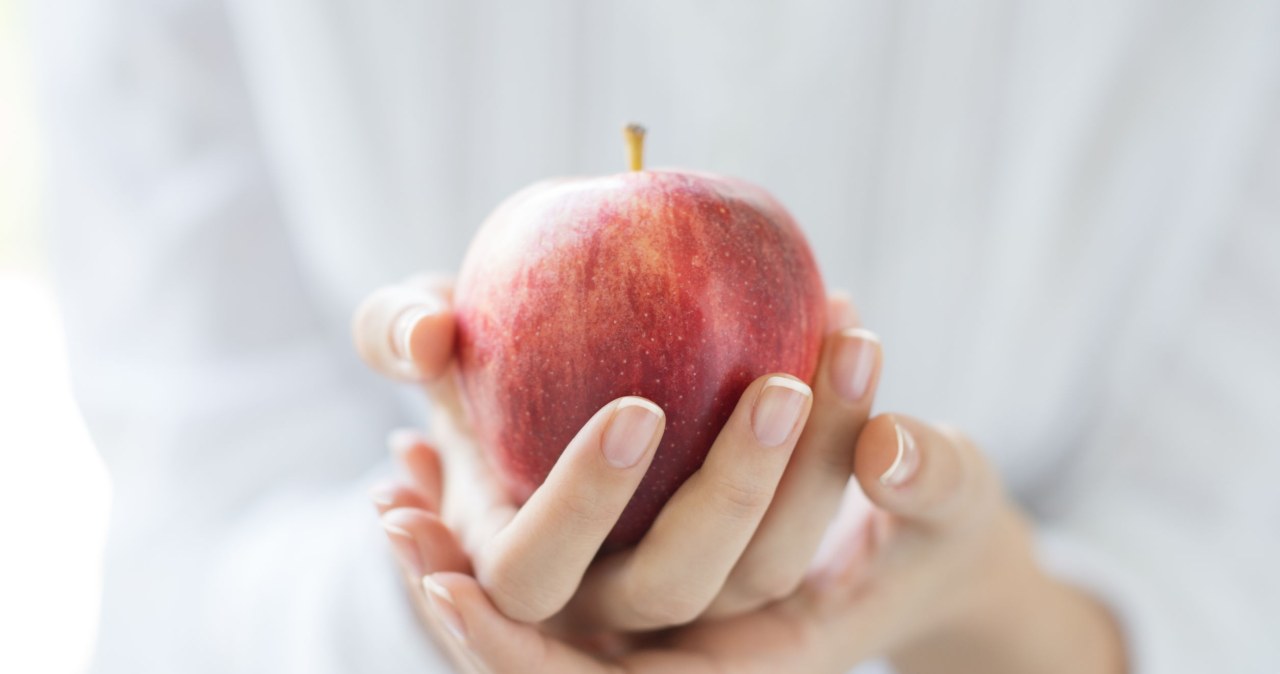 Jabłko i kilka kropel cytryny to przepis na świetną maseczkę