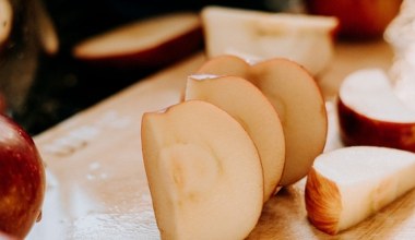 Jabłko najlepiej jeść rano czy wieczorem? To ważne dla osób starszych i z cukrzycą 