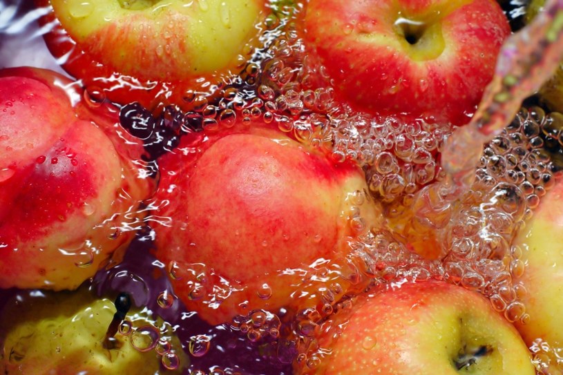 Jabłko to jeden z najłatwiej dostępnych owoców w Polsce /123RF/PICSEL
