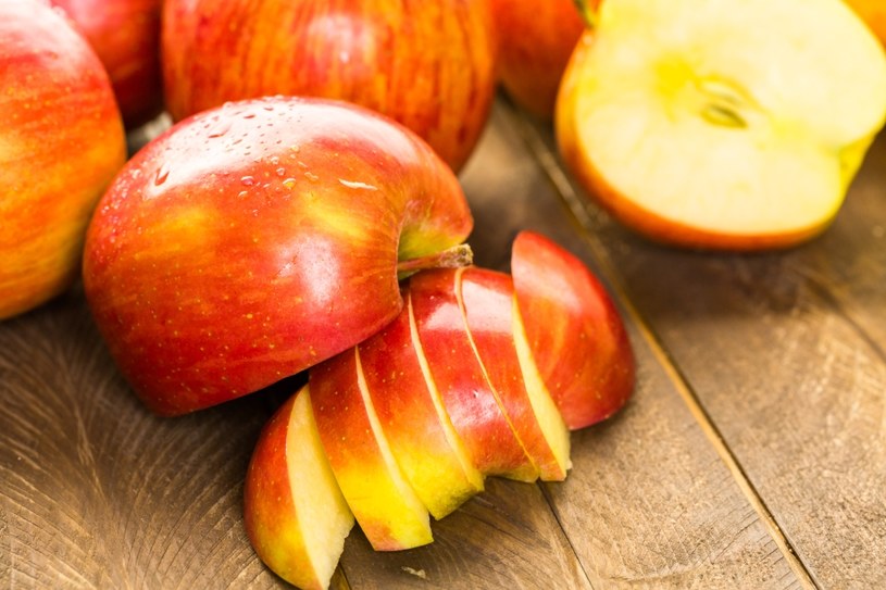 Jabłko to jeden z owoców, które mogą korzystnie wpływać na nastrój /123RF/PICSEL