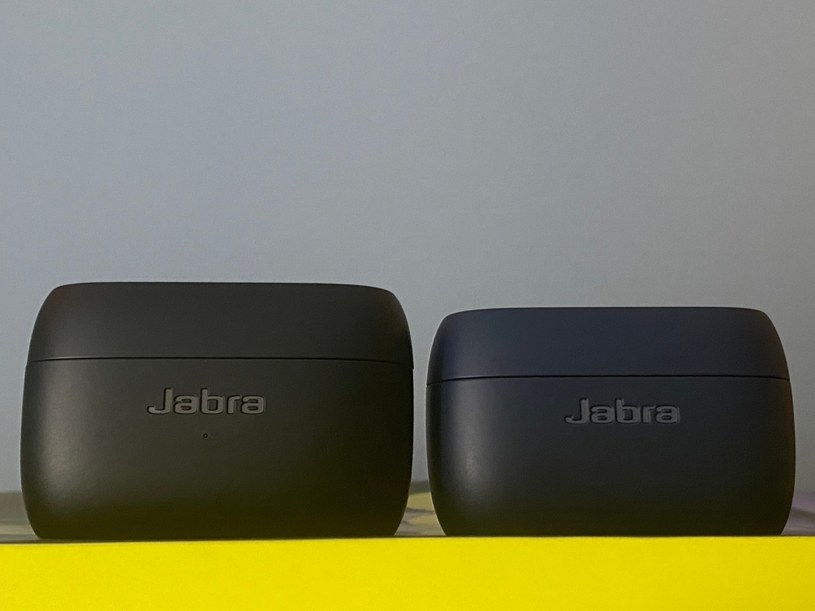 Jabra Elite 85t (po lewej) vs. Jabra Elite 75t Active (po prawej) /INTERIA.PL