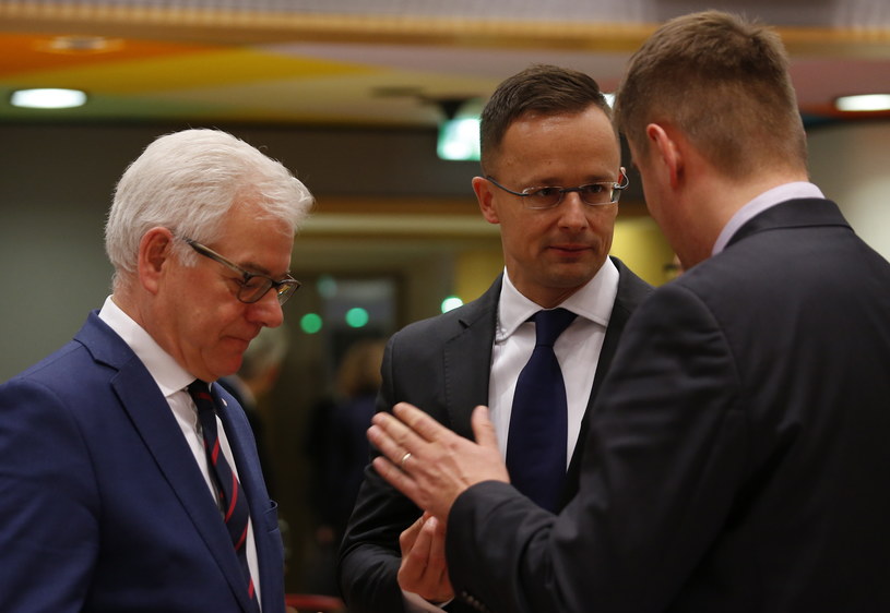 Jacek Czaputowicz w Brukseli, obok ministrowie spraw zagranicznych Węgier i Czech /PAP/EPA