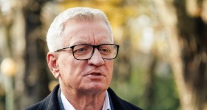 Jacek Jaśkowiak obrzucony ciastem. "Wotum nieufności"