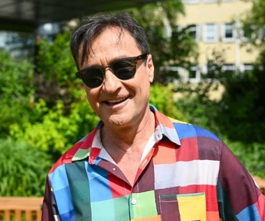 Jacek Kawalec działa w telewizji od lat. Niewielu wie, że został wokalistą polskiego zespołu