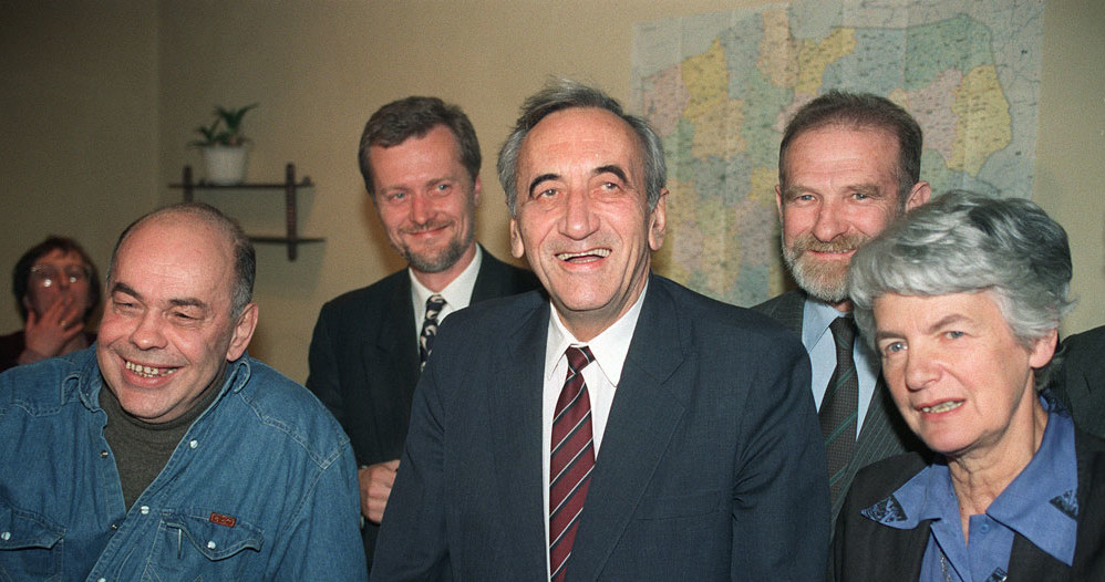 Jacek Kuroń, Piotr Nowina-Konopka, Tadeusz Mazowiecki, Bronisław Geremek i Zofia Kuratowska świętują zwycięstwo Unii Wolności /Janek Skarżyński /AFP