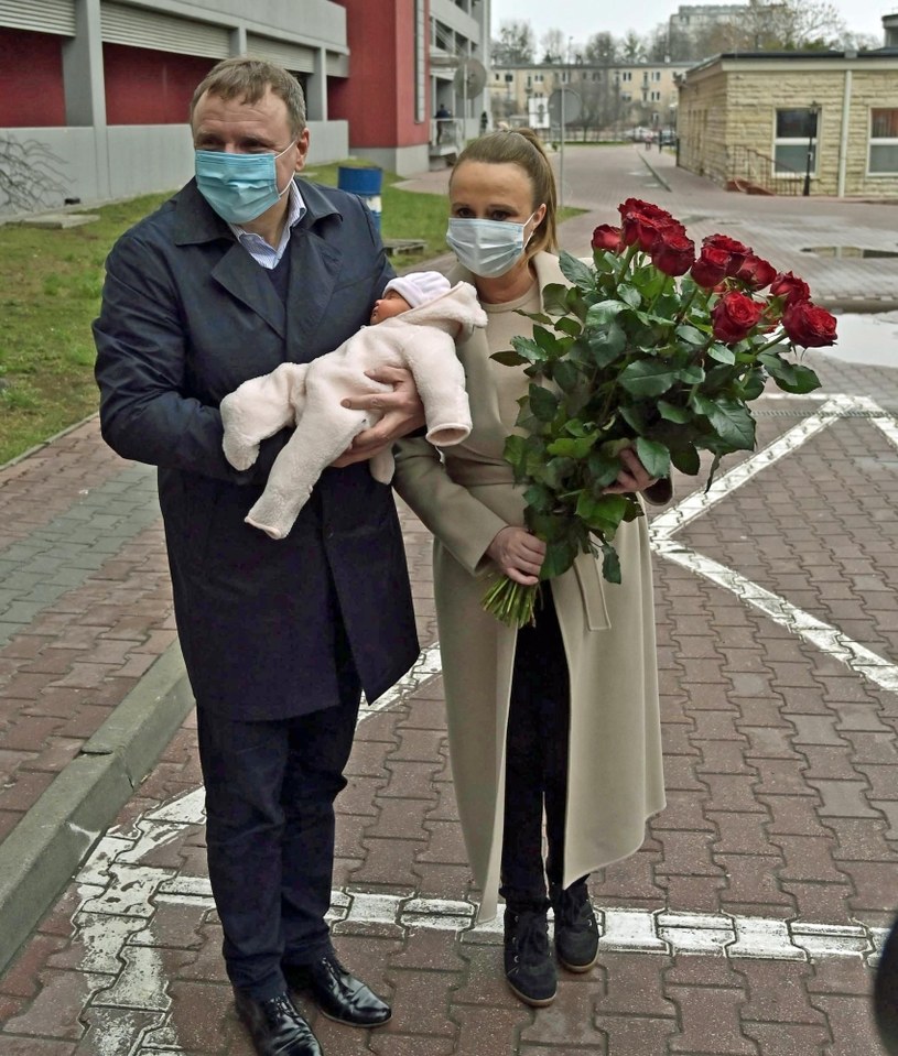 Jacek Kurski pozuje z żoną i córką Anną Klarą Teodorą przed szpitalem