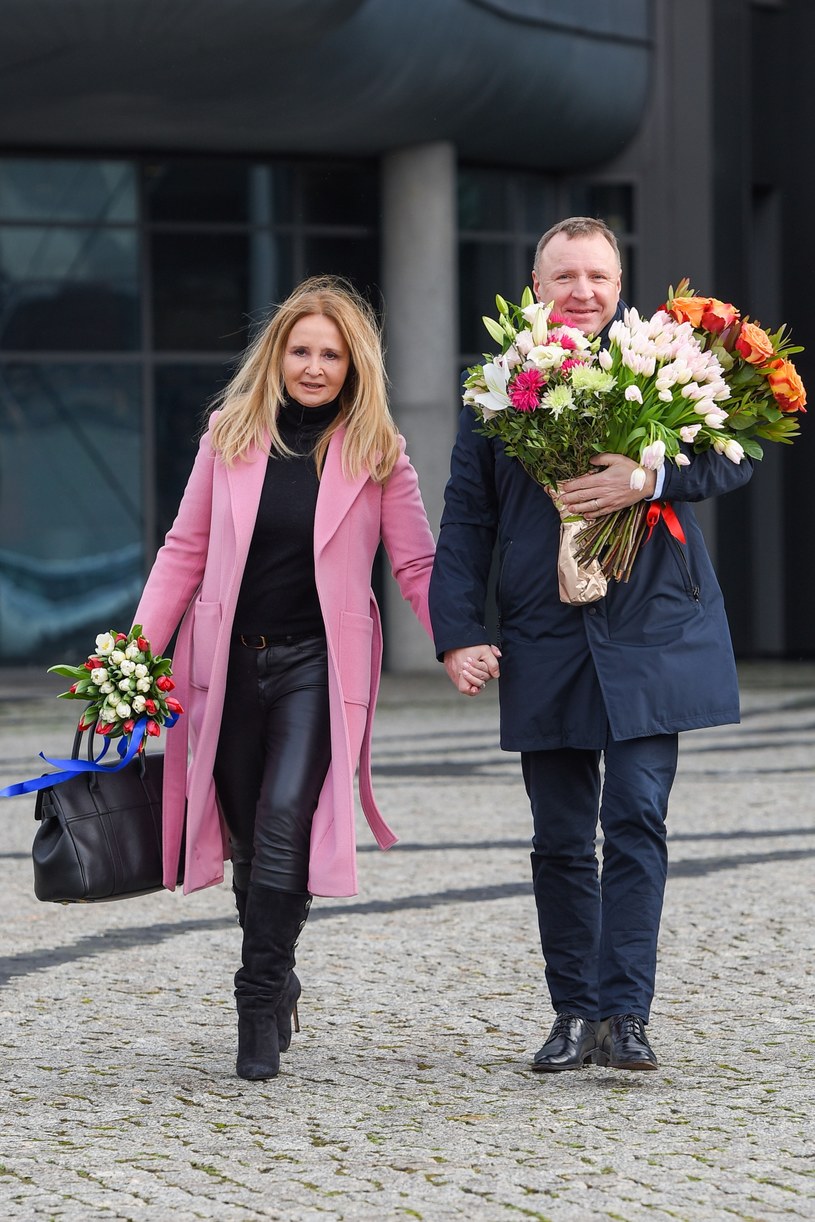 Jacek Kurski wziął ciężkie kwiaty od żony /pomponik exclusive