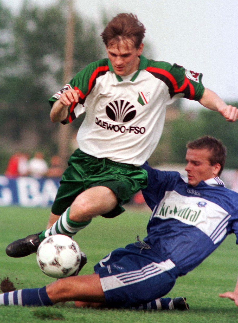 Jacek Magiera w barwach Legii w 1998 r. walczy o piłkę z zawodnikiem Lecha Maciejem Scherferchnem /Remigiusz Sikora    /PAP