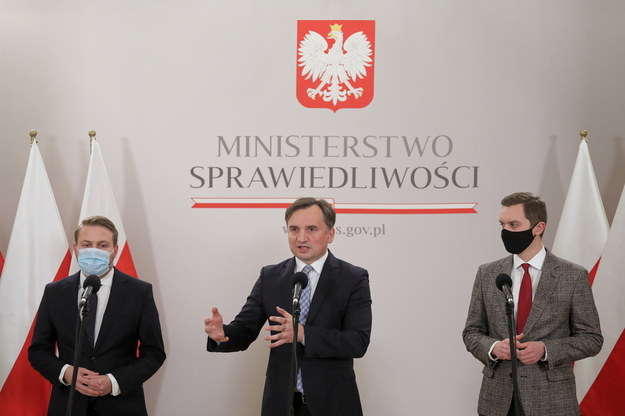 Jacek Ozdoba, Zbigniew Ziobro i Sebastian Kaleta podczas konferencji prasowej /Paweł Supernak /PAP