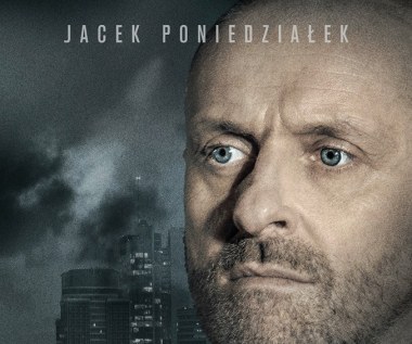 Jacek Poniedziałek kreuje postać Daniela, dyrektora finansowego w wielkiej korporacji. Kiedy wokół jego decyzji biznesowych zaczynają pojawiać się duże wątpliwości spowodowane śledztwem dziennikarskim Piotra (Marcin Dorociński) i dochodzeniem Centralnego Biura Śledczego Policji, Daniel orientuje się, że nie ucieknie od wyborów, których dokonał w przeszłości.

 

 