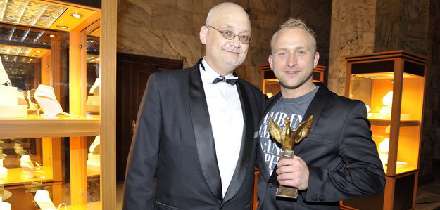 Jacek Rakowiecki z laureatem Złotej Kaczki 2009 dla najlepszego aktora - Broysem Szycem /AKPA