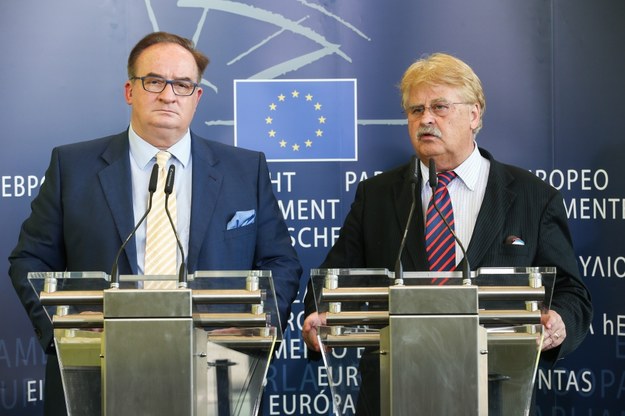 Jacek Saryusz Wolski i Elmar Brok- przewodniczący komisji Parlamentu Europejskiego spraw zagranicznych /Julien Warnand (PAP) /PAP