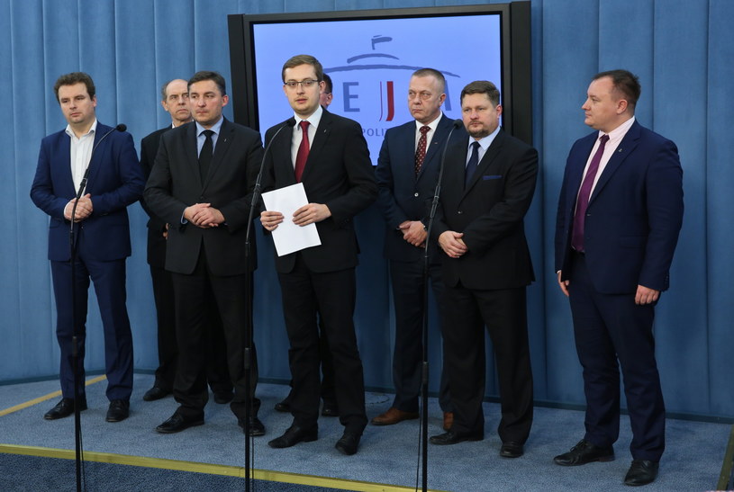 Jacek Wilk (L), Sylwester Chruszcz (3L) Bartosz Jóźwiak (2P), Robert Winnicki (C), Jarosław Porwich (3P, Paweł Grabowski (P) podczas konferencji prasowej członków Narodowo-Demokratycznego Zespołu Parlamentarnego /Rafał Guz /PAP