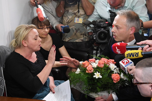 Jacek Żalek przyszedł do protestujących z kwiatami / PAP/Radek Pietruszka /PAP