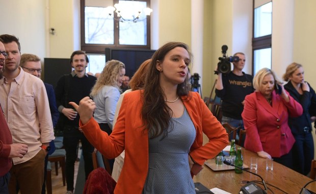 Jachira: Całowanie kobiet w rękę mnie brzydzi. Grupiński: Zdarza mi się to robić