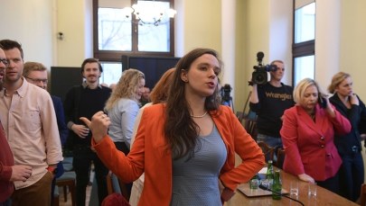 Jachira: Całowanie kobiet w rękę mnie brzydzi. Grupiński: Zdarza mi się to robić