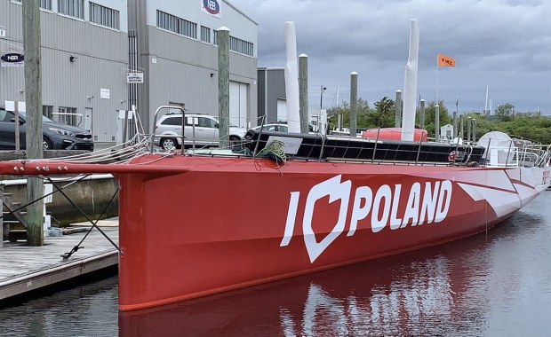 Jacht "I Love Poland" wyciągnięty z wody. Zaczyna się jego naprawa