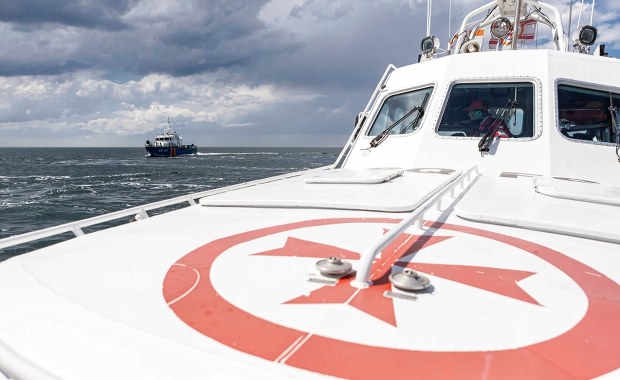 Jacht rozbił się o falochron w Gdańsku. Jedna osoba w szpitalu