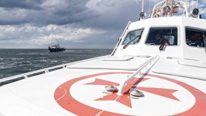 Jacht rozbił się o falochron w Gdańsku. Jedna osoba w szpitalu